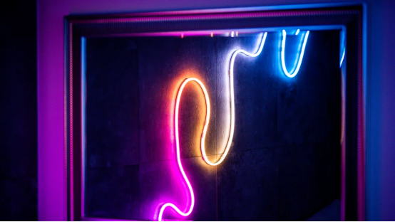 美学: LED ネオンサインとガラスの輝き