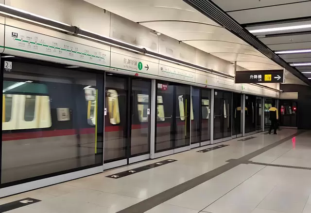 地下鉄駅のリニア照明