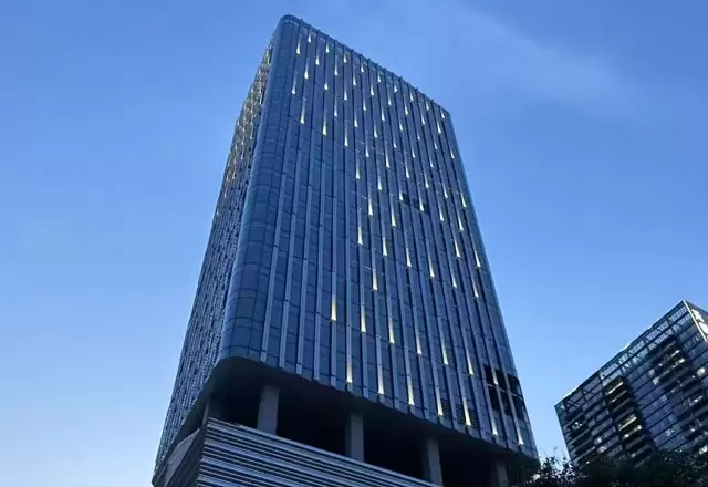西安の高層ビルのファサード照明
