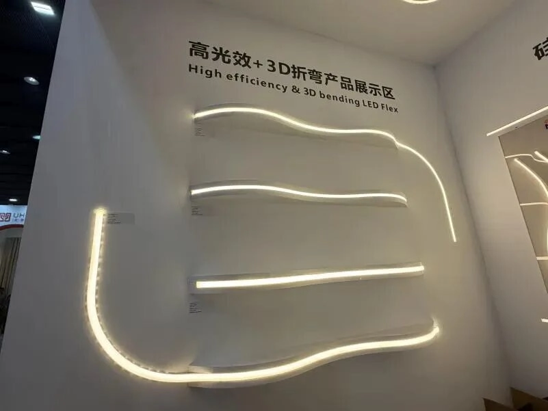 建築照明の未来は、インテリジェンスの柔軟性と超長尺 LED システムによって定義されます