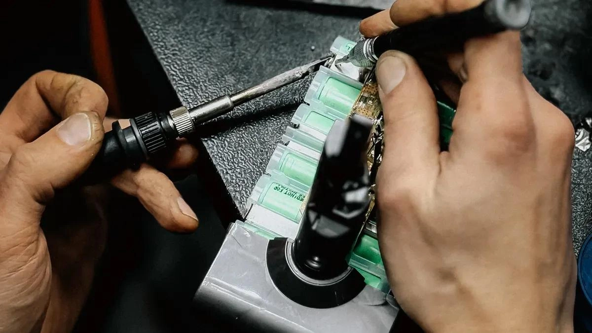 クラシックなフレキシブルネオンストリップライトを安全にはんだ付けして接続する方法