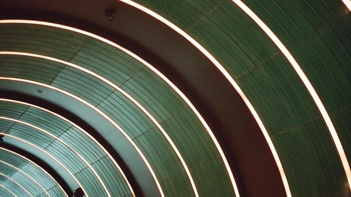 建築エッジの周囲に 3D LED フレックス ストリップを正しく成形するにはどうすればよいですか?