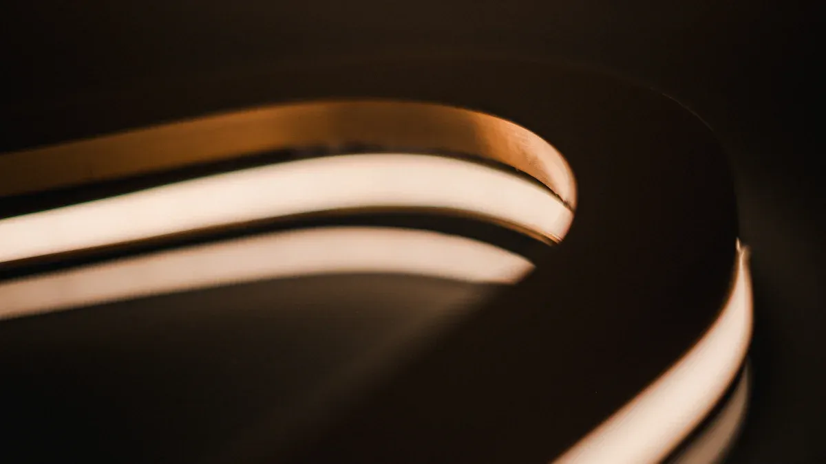 壊れやすいネオンを捨てて、丈夫な地下 LED フレックスを今すぐ手に入れましょう