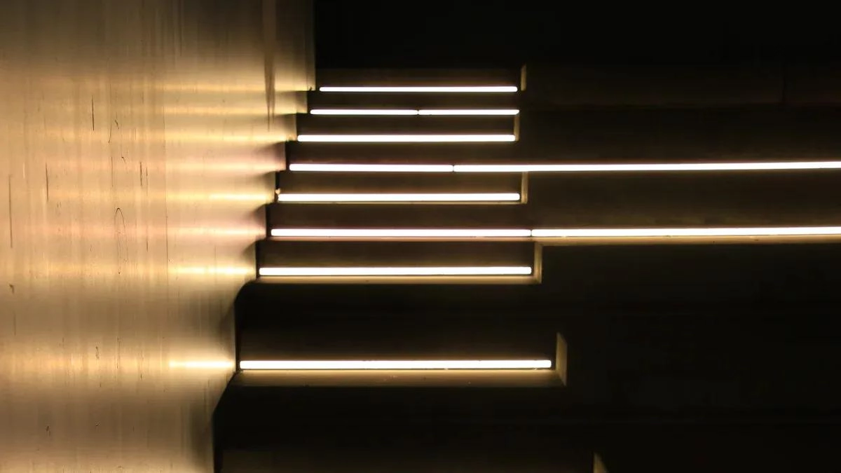 アルミニウムプロファイルと LED フレックスを組み合わせてスポットレス照明を実現する方法