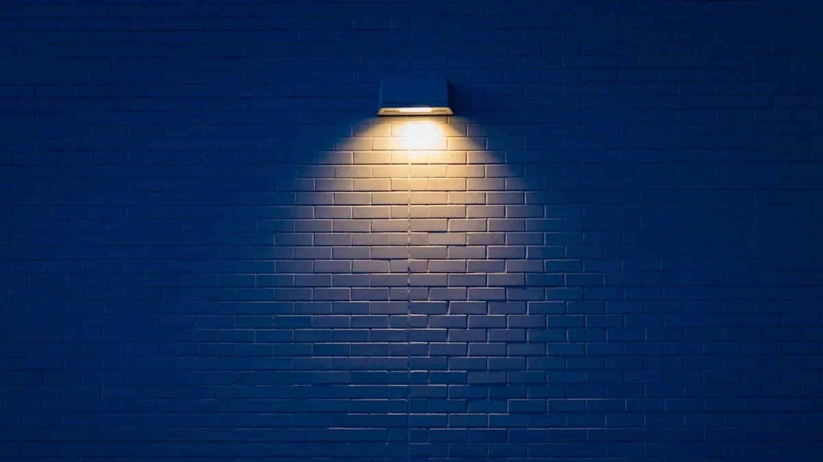 壁洗浄と壁グレージング照明: 柔軟なファサード壁洗浄にはどちらの技術を使用する必要がありますか?